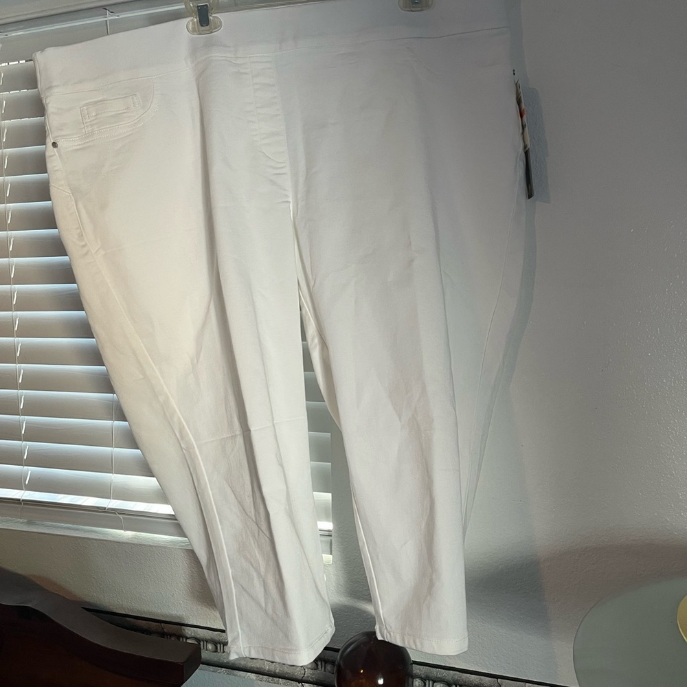 JM Collection White Capri Jeans